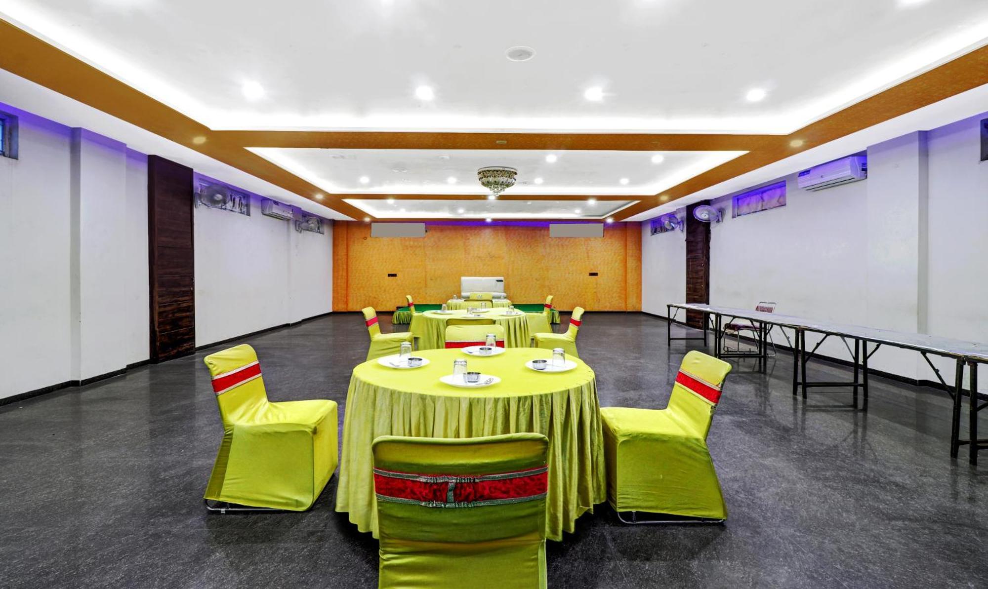 Itsy Hotels Anjali Mahal 500, Mtrs From Mathura Railway Station Экстерьер фото