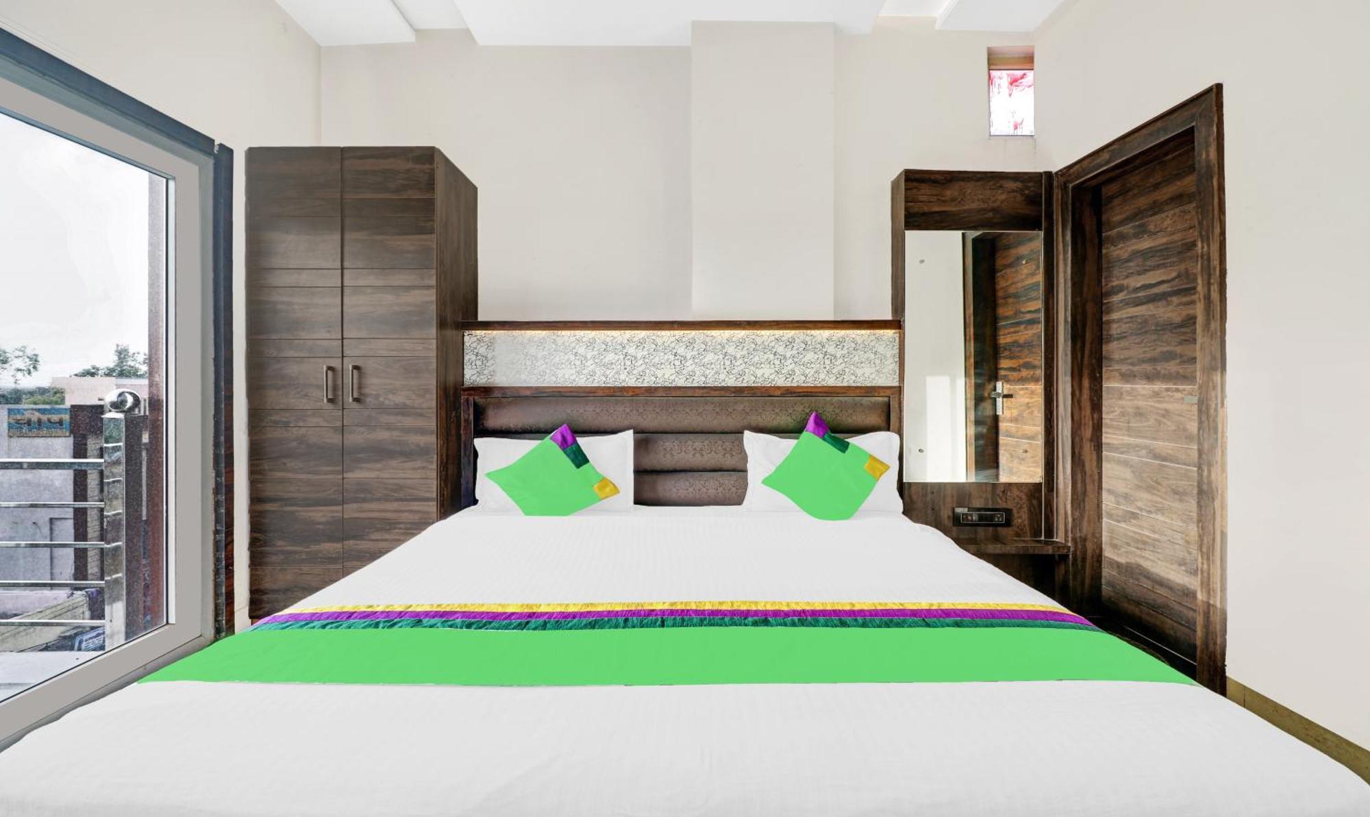 Itsy Hotels Anjali Mahal 500, Mtrs From Mathura Railway Station Экстерьер фото